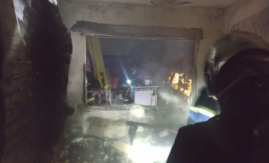 Durante combate a incêndio em apartamento, bombeiros encontram 20 armas de fogo em Curitiba