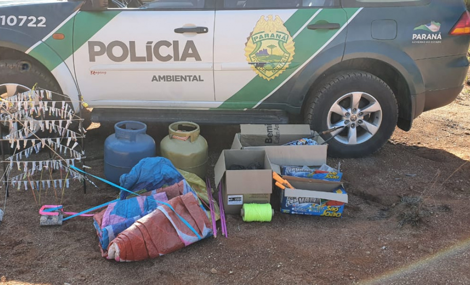 Polícia Ambiental prende seis pessoas e apreende duas toneladas de carvão e três balões, em ações distintas na RMC