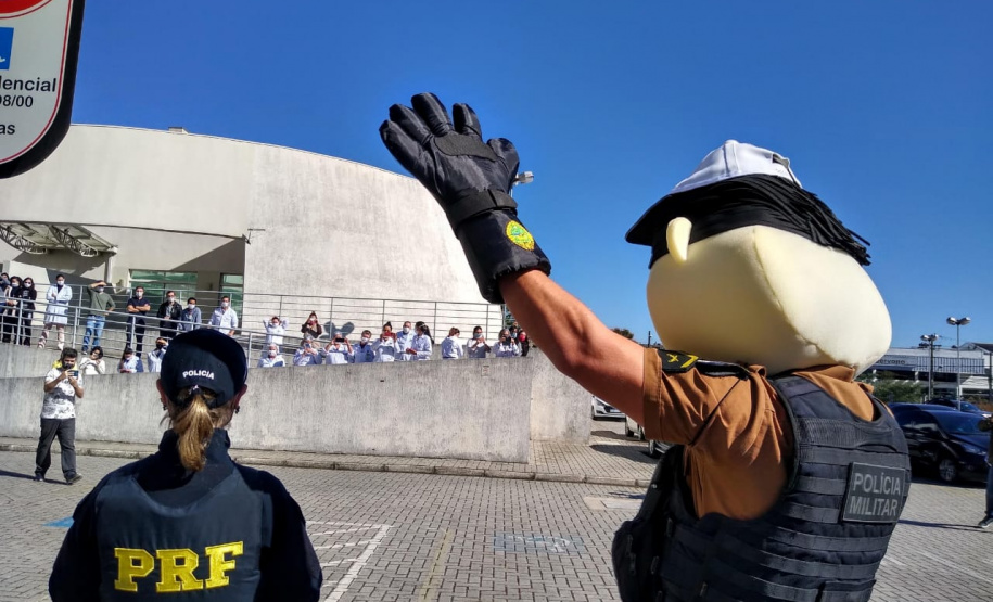 Órgãos envolvidos com o Maio Amarelo homenageiam profissionais da saúde de 12 hospitais de Curitiba