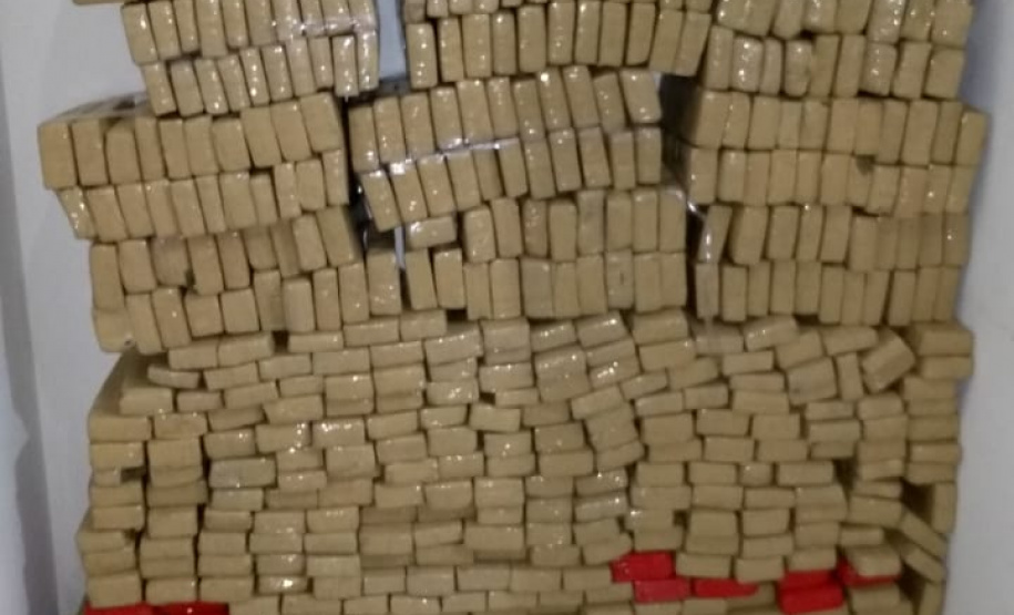 Em Ponta Grossa, PM apreende mais de 371 quilos de maconha e dois homens