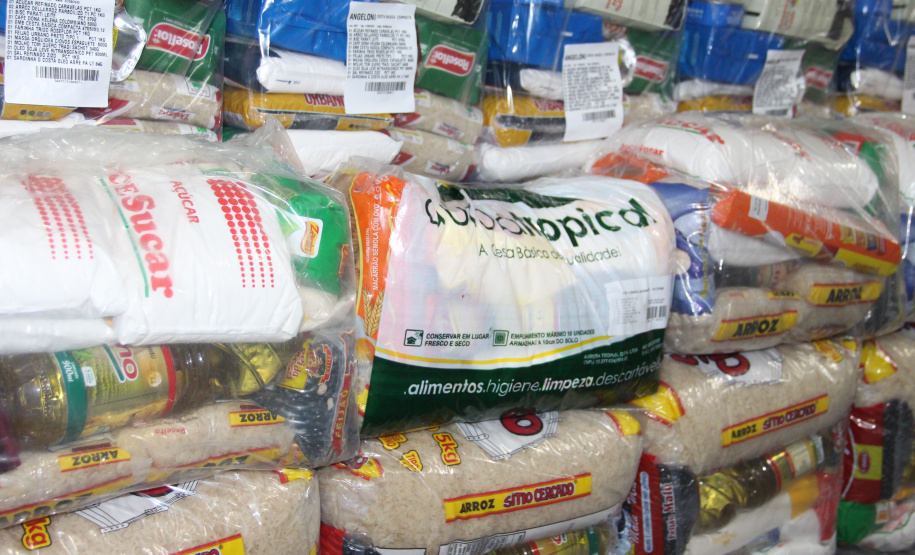 Mais de 20 toneladas são entregues ao Projeto Cesta Solidária, do Governo do Paraná