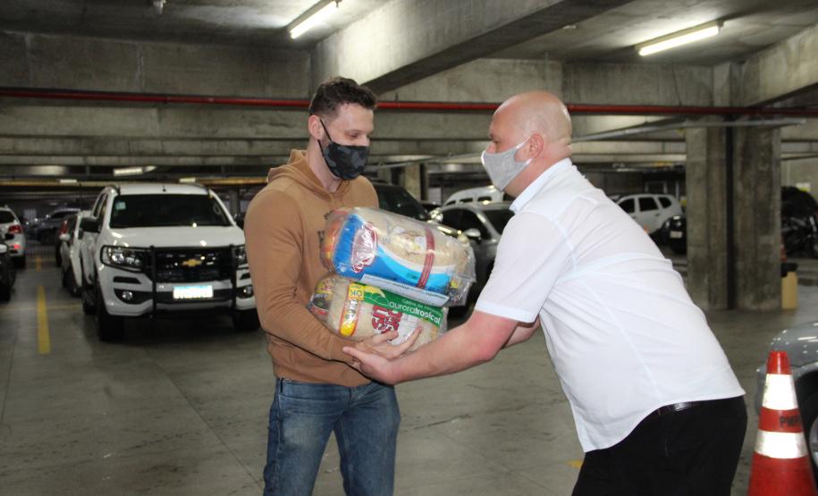 Mais de 20 toneladas são entregues ao Projeto Cesta Solidária, do Governo do Paraná