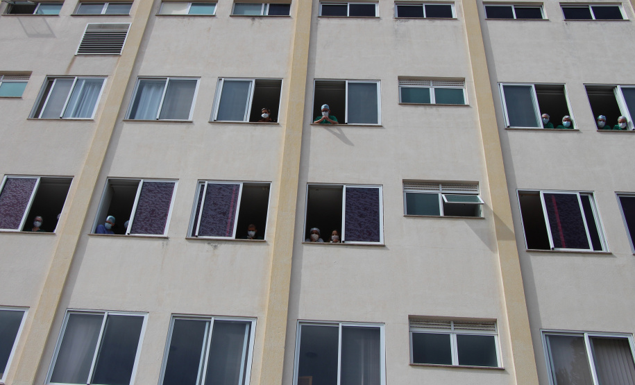 Banda de Música da PM faz homenagem para enfermeiros do Hospital da PM no Dia Internacional da Enfermagem