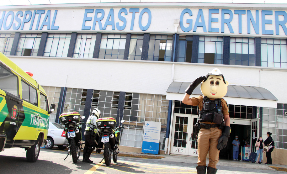 Órgãos envolvidos com o Maio Amarelo homenageiam profissionais da saúde de 12 hospitais de Curitiba