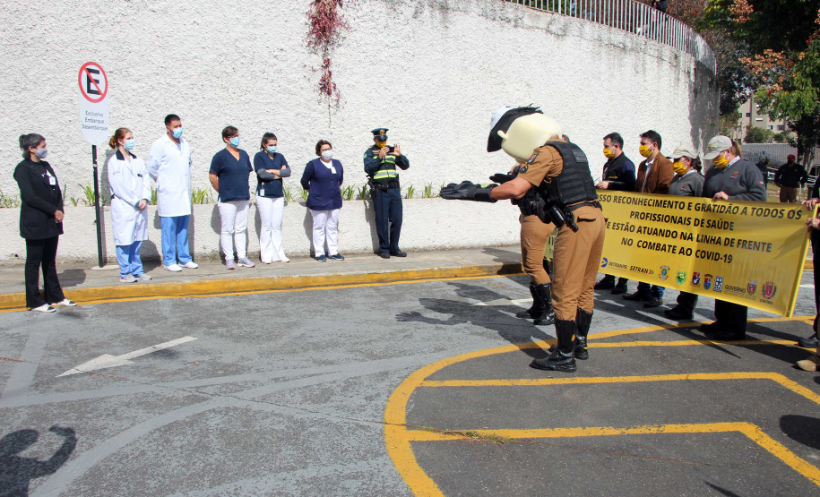 Órgãos envolvidos com o Maio Amarelo homenageiam profissionais da saúde de 12 hospitais de Curitiba