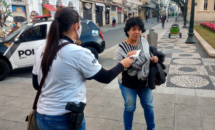 Polícia Civil distribui máscaras e orienta a população em Curitiba