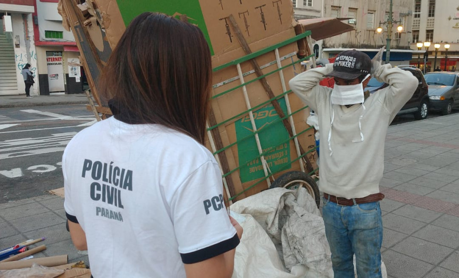 Polícia Civil distribui máscaras e orienta a população em Curitiba