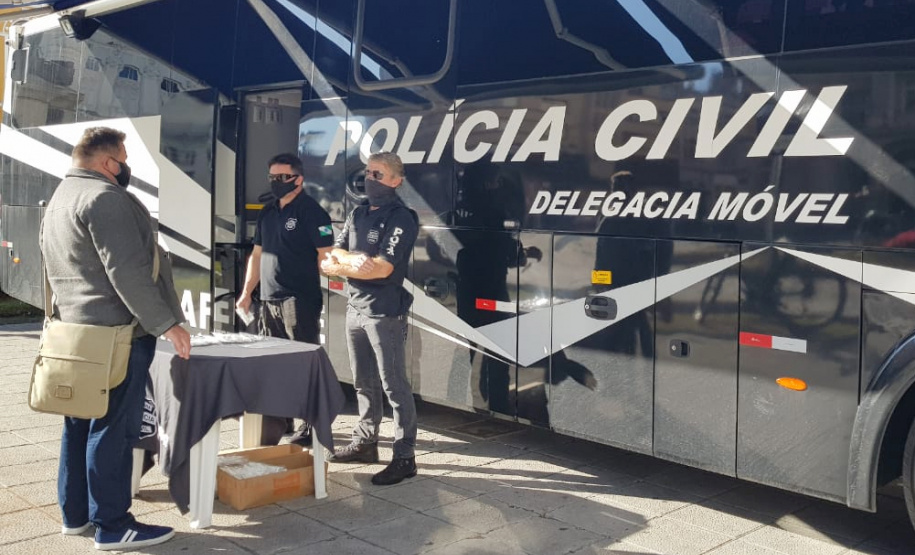 Polícia Civil distribui máscaras e orienta a população em Curitiba