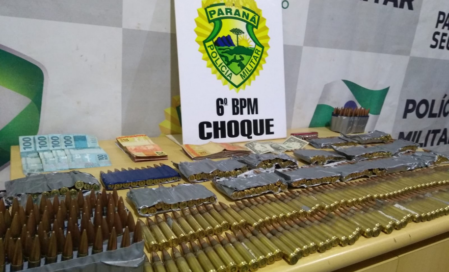 Em Cascavel, PM prende dois homens e apreende 400 munições de uso restrito em ônibus que seguia para São Paulo