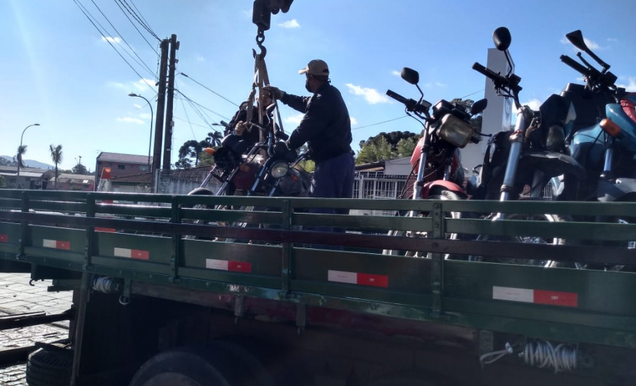 Segurança retira veículos do pátio da Delegacia de Piraquara