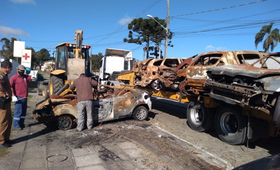 Segurança retira veículos do pátio da Delegacia de Piraquara