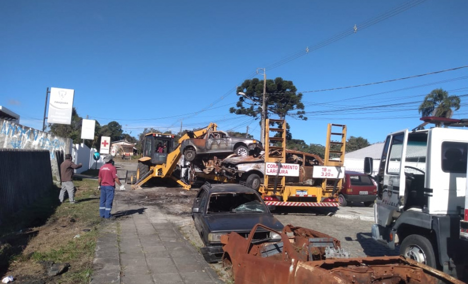 Segurança retira veículos do pátio da Delegacia de Piraquara