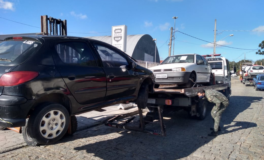 Segurança retira veículos do pátio da Delegacia de Piraquara