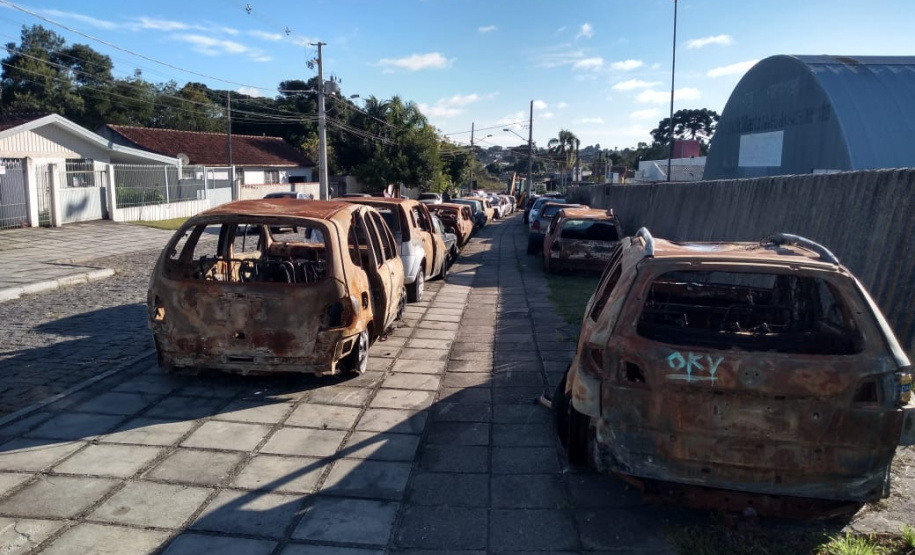 Segurança retira veículos do pátio da Delegacia de Piraquara