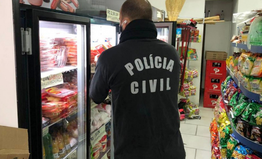 Produtos vencidos são apreendidos pela Polícia Civil em mercado de Curitiba