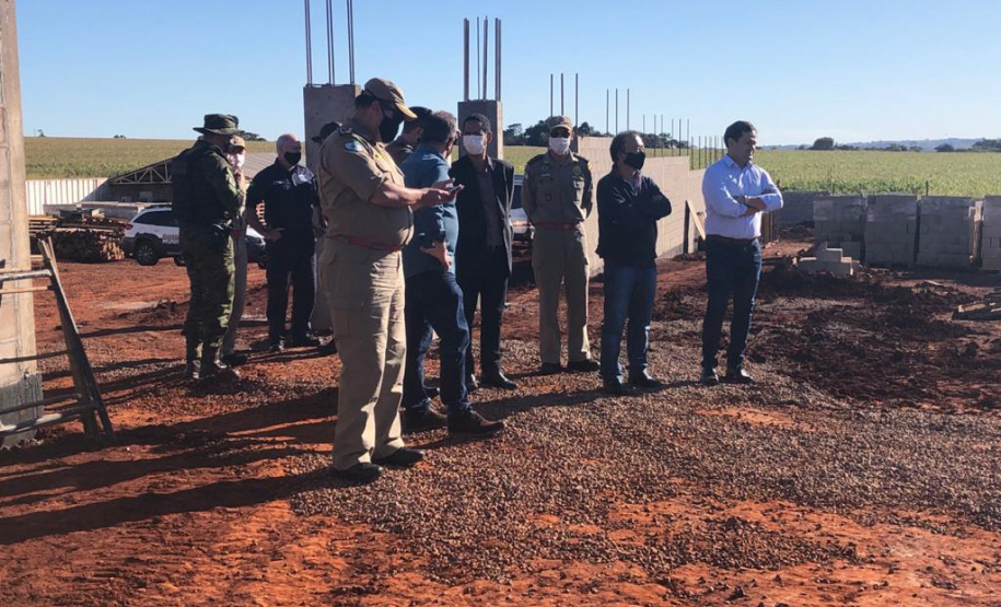 Secretário coronel Marinho vai à Guaíra, recebe projeto arquitetônico e visita obra