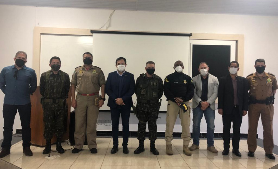 Secretário coronel Marinho vai à Guaíra, recebe projeto arquitetônico e visita obra