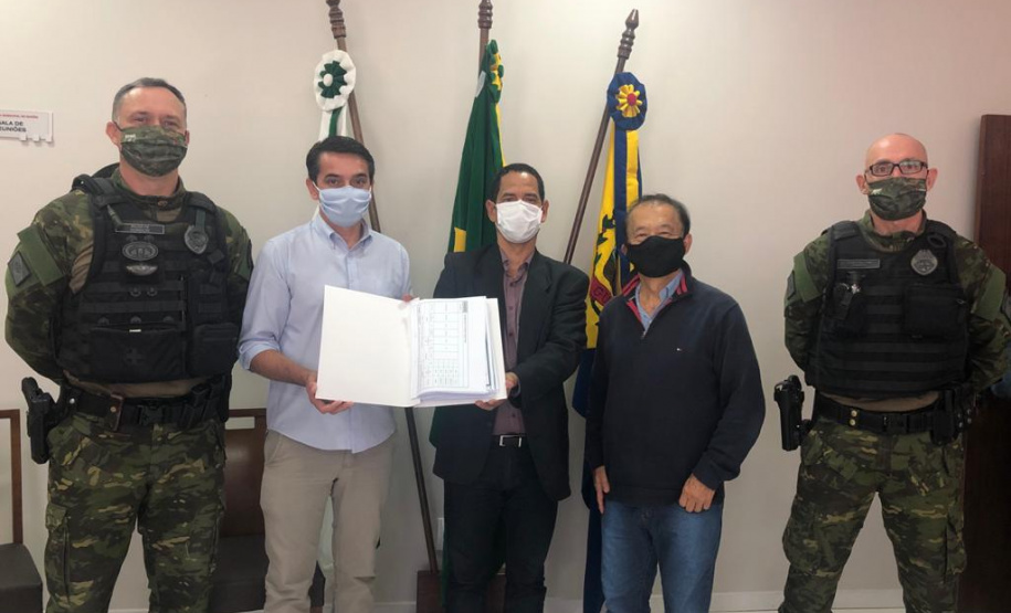 Secretário coronel Marinho vai à Guaíra, recebe projeto arquitetônico e visita obra