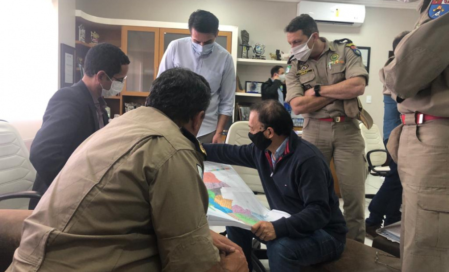 Secretário coronel Marinho vai à Guaíra, recebe projeto arquitetônico e visita obra