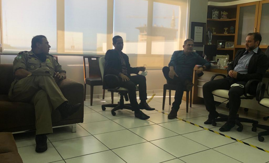 Secretário coronel Marinho vai à Guaíra, recebe projeto arquitetônico e visita obra