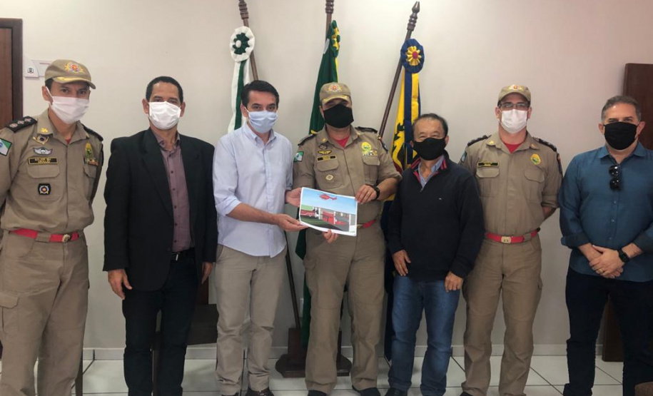 Secretário coronel Marinho vai à Guaíra, recebe projeto arquitetônico e visita obra