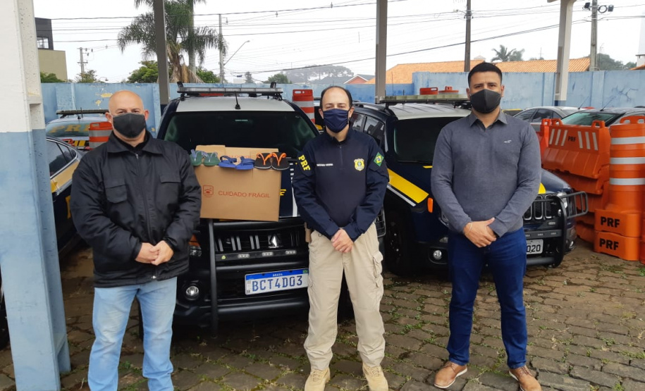 Detentos da unidade prisional de Castro produzem chinelos