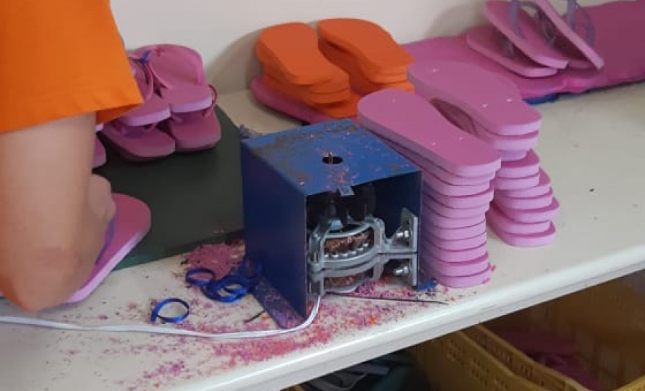 Detentos da unidade prisional de Castro produzem chinelos