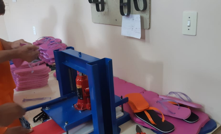 Detentos da unidade prisional de Castro produzem chinelos