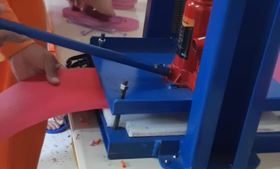 Detentos da unidade prisional de Castro produzem chinelos