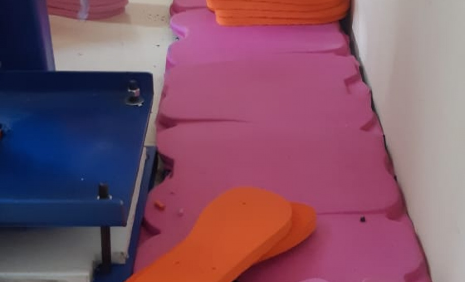 Detentos da unidade prisional de Castro produzem chinelos