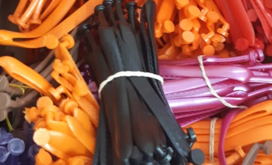 Detentos da unidade prisional de Castro produzem chinelos