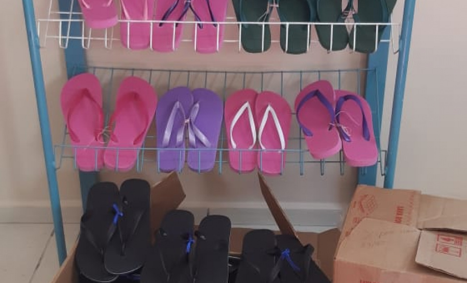 Detentos da unidade prisional de Castro produzem chinelos