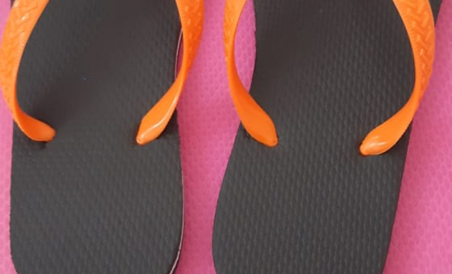 Detentos da unidade prisional de Castro produzem chinelos