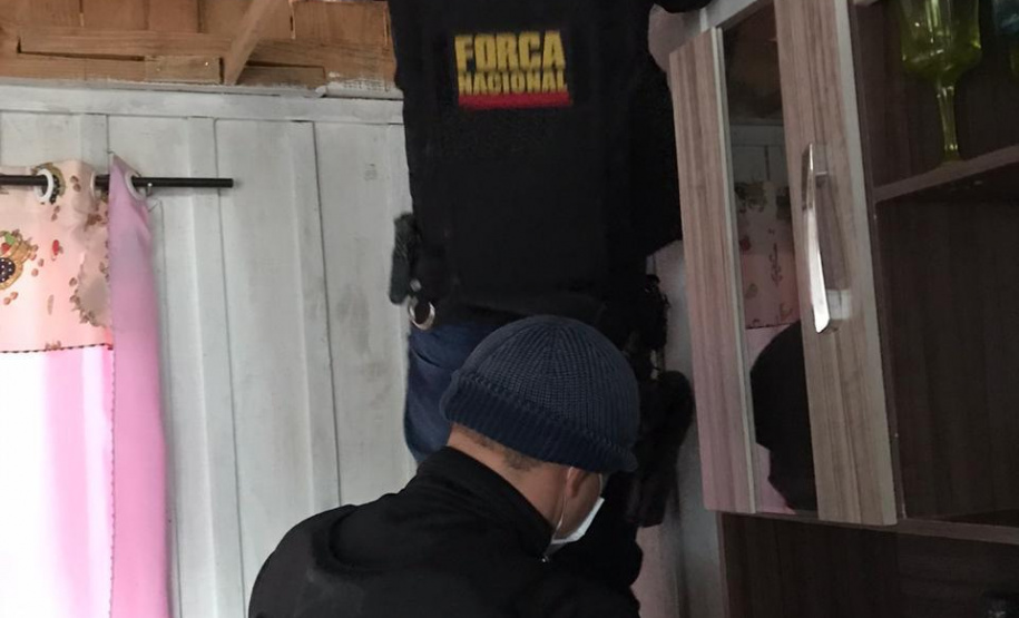 Homem é preso em flagrante por policiais do projeto Em Frente Brasil durante cumprimento de busca e apreensão