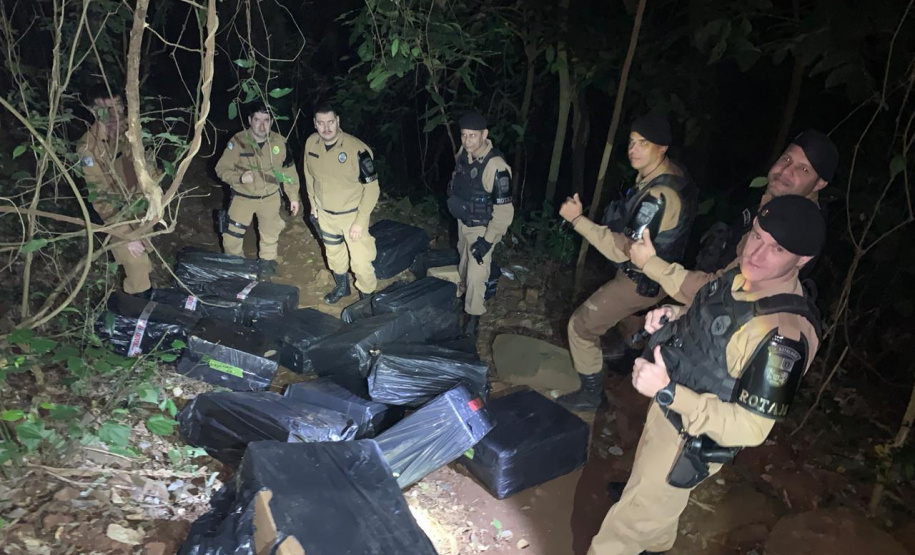 PM de Foz do Iguaçu (PR) apreende cerca de 2400 pacotes de cigarros contrabandeados do Paraguai em porto clandestino