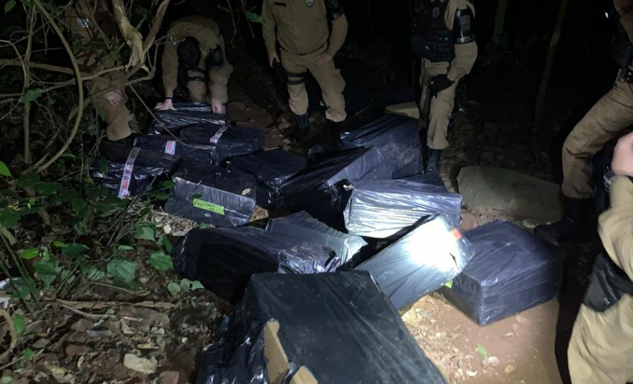 PM de Foz do Iguaçu (PR) apreende cerca de 2400 pacotes de cigarros contrabandeados do Paraguai em porto clandestino