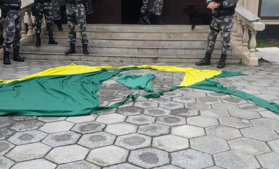 BOPE resgata parte da Bandeira Nacional vandalizada durante ato público em Curitiba; adolescente é apreendido