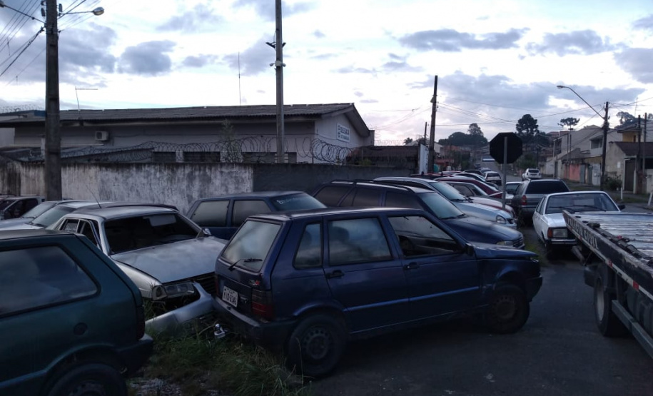 Segurança retira veículos do pátio da Delegacia Alto Maracanã