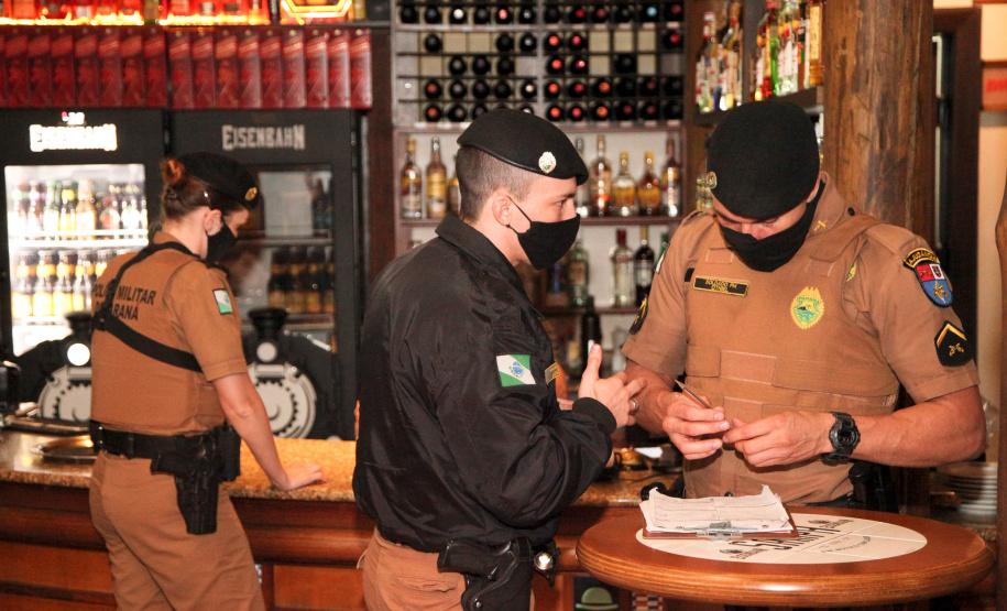 PM fecha 16 estabelecimentos em Curitiba por aglomeração de pessoas