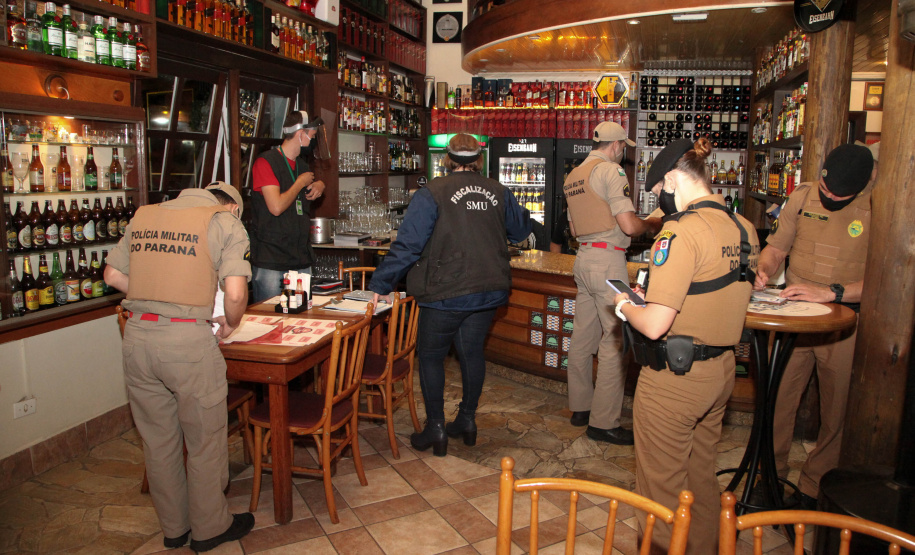 PM fecha 16 estabelecimentos em Curitiba por aglomeração de pessoas