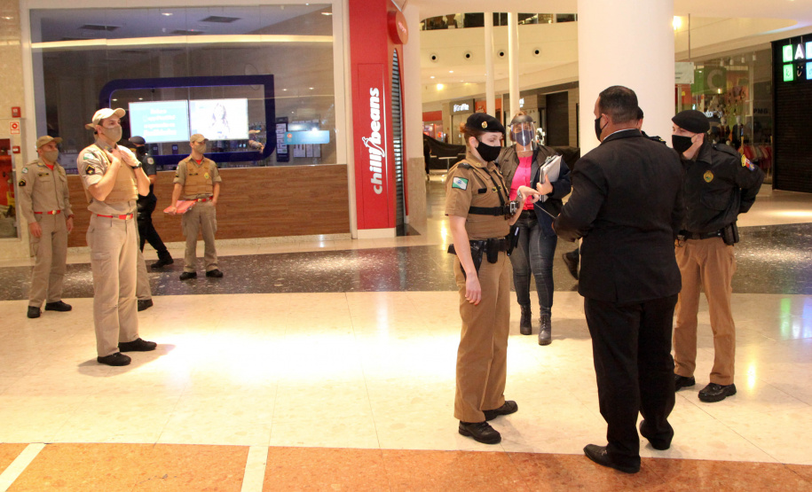 PM fecha 16 estabelecimentos em Curitiba por aglomeração de pessoas