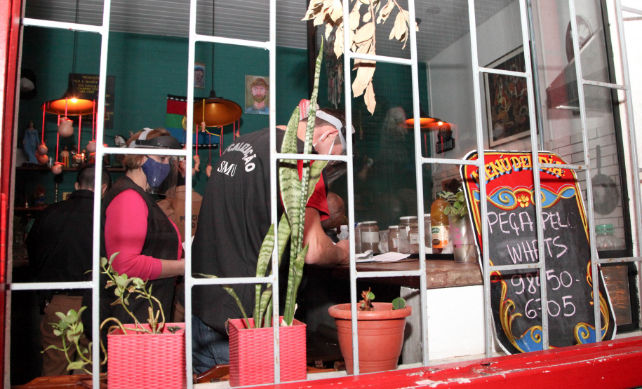 PM fecha 16 estabelecimentos em Curitiba por aglomeração de pessoas