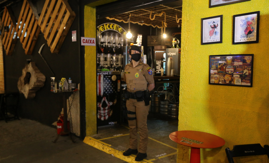 Ação fiscaliza e fecha bares durante a pandemia