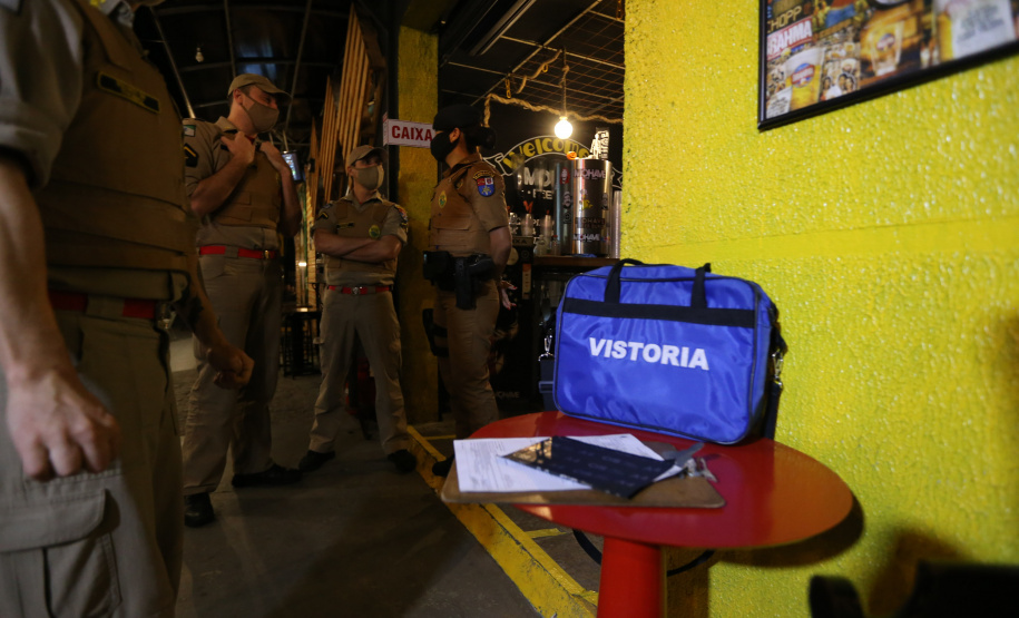 Ação fiscaliza e fecha bares durante a pandemia