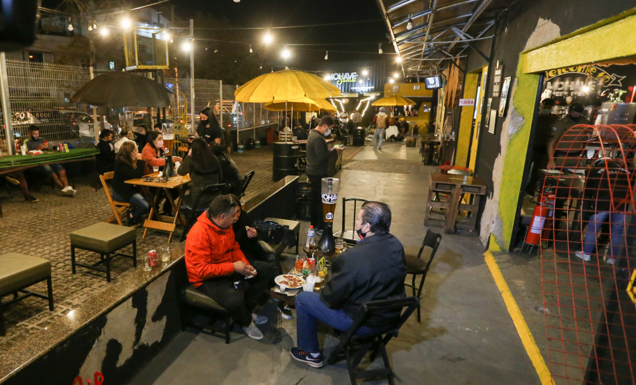 Ação fiscaliza e fecha bares durante a pandemia