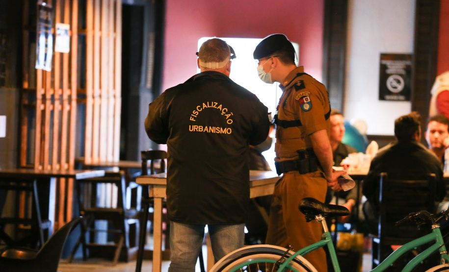 Ação fiscaliza e fecha bares durante a pandemia