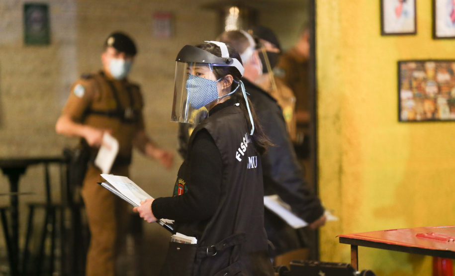Ação fiscaliza e fecha bares durante a pandemia