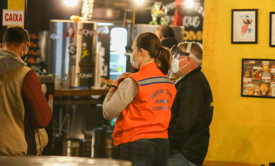 Ação fiscaliza e fecha bares durante a pandemia