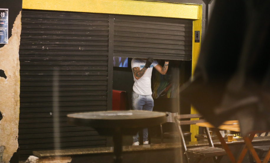 Ação fiscaliza e fecha bares durante a pandemia