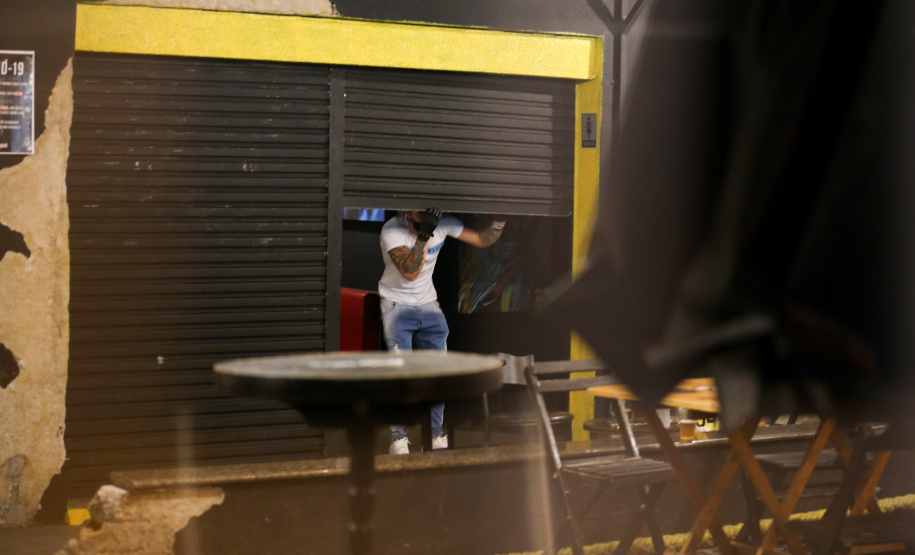 Ação fiscaliza e fecha bares durante a pandemia